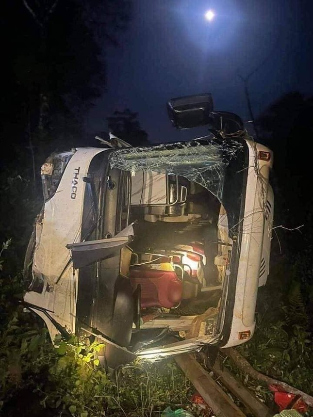 3 dead, 10 injured as shuttle bus turns turtle in northern Vietnam